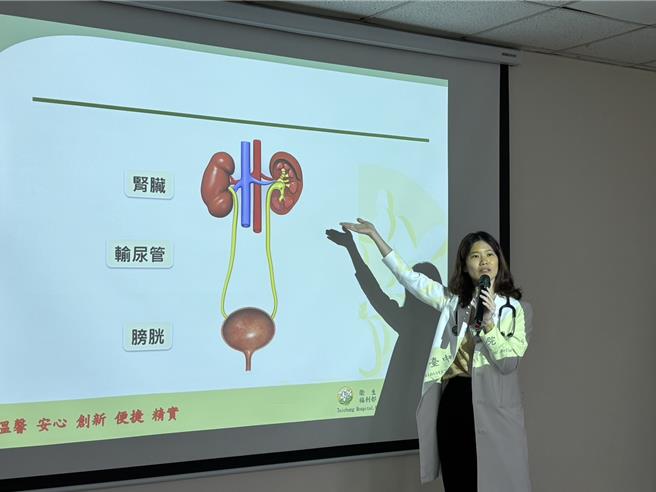 衛福部台中醫院小兒科醫師徐敏哲指出，楊小弟3個月時就醫檢查就發現左腎明顯偏小。（馮惠宜攝）