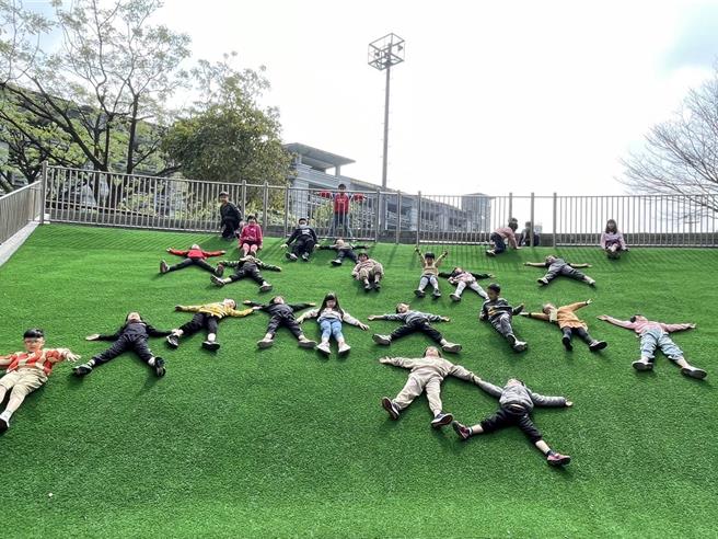 七堵国小因活动空间不足，将该校荒废花台整建为可攀爬斜坡，并结合铁道元素设计火车造型溜滑梯等，由全校票选命名为「梦幻184号」游戏场，近日完工启用。（基隆市教育处提供／徐佑升基隆传真）