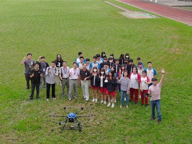 嘉义市环保局与成大团队合作空拍玉山国中进行「植物碳匯」调查工作。（嘉义市环保局提供／廖素慧嘉市传真）