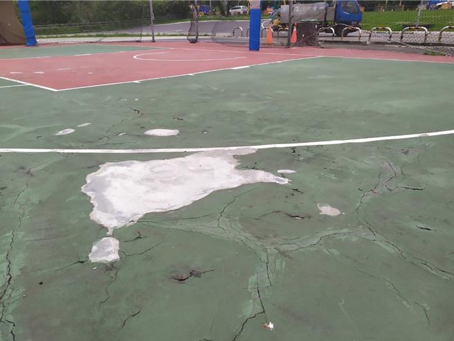位於樹林環保河濱公園山佳籃球場長期受天候影響，進而導致表面壓克力塗層鋪面受損。（新北市高灘處提供／劉瑋晴新北傳真）