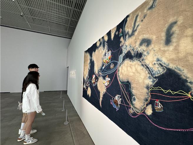 南美馆1、2馆即日起至6月16日展出「沃克、海怪、炮火与他们：热兰遮堡400年」。（曹婷婷摄）