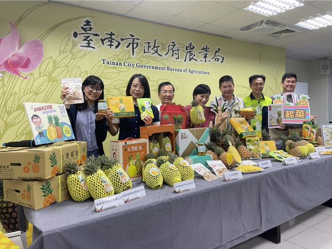 台南市政府农业局2日在民治市政中心行销台南凤梨。（张毓翎摄）