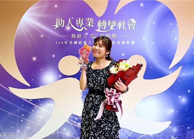 新竹市政府社会处社工吴淑桢服务逾24年，获颁卫福部资深敬业奖。（新竹市政府提供／王惠慧新竹传真）