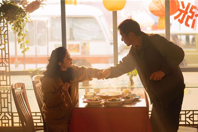 赵丽颖（左）在《风吹半夏》父女矛盾深，让亲爸也担心。（中天娱乐台提供）