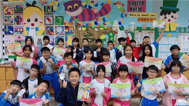 億載國小學生自己票選兒童節最想要的禮物，多色原子筆文具組最受青睞。(億載國小提供／曹婷婷台南傳真)