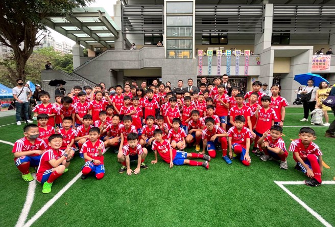 永庆房产集团加盟四品牌桃园区经管会长期关注在地学校需求，连续三年赞助桃园市同安国小足球队，帮助学生圆梦。(图/永庆房产集团提供)