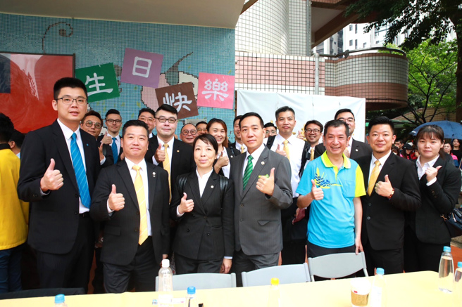 桃园市同安国小庆祝30周年校庆，邀请永庆房产集团加盟四品牌桃园区经管会出席，感谢他们为足球队提供帮助与资源。(图/永庆房产集团提供)