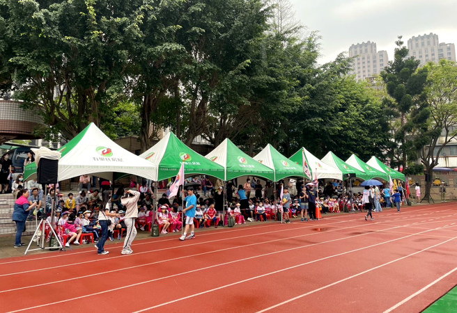 在3月30日「同安国小30周年校庆暨社区联合运动大会」，永庆房产集团加盟四品牌桃园区经管会全额赞助50顶帐篷，让学生、民眾在良好的竞赛环境中拚搏荣耀与奖杯。(图/永庆房产集团提供)