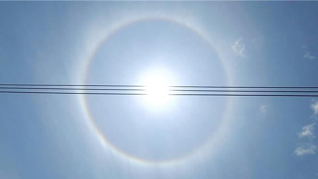日暈內圈紅光，而外圈為紫光，多出現在春夏季節。（讀者提供／蕭嘉蕙台東傳真）
