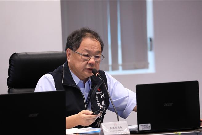 清明祭祖、公墓火災頻傳，台中市民政局長吳世瑋2日在市政會議中表示，中市去年公墓火災123件、燒毀45公頃；今年推動祭祖安心服務，花費4600萬元投入全市152處公墓的割草、集草及清運作業，統計至今火災202件、燒毀4.8公頃，此外，並推環保葬、增建納骨塔等設施。（陳淑芬攝）