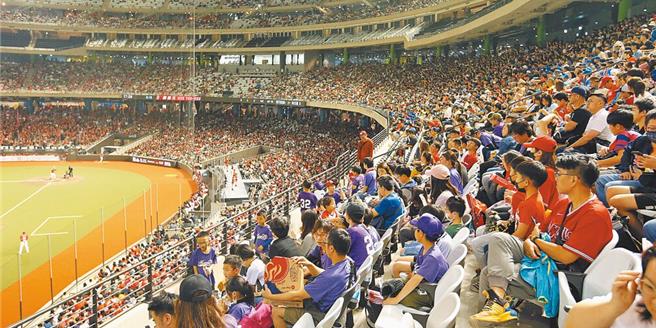 台北大巨蛋3月初舉辦讀賣巨人賽，出現場外下大雨、場內下小雨狀況，月底中華職棒龍象戰開打，場館竟再度漏水，另外也有網友反應二樓看台有搖晃的狀況，直呼「比地震還可怕」。（本報資料照片）