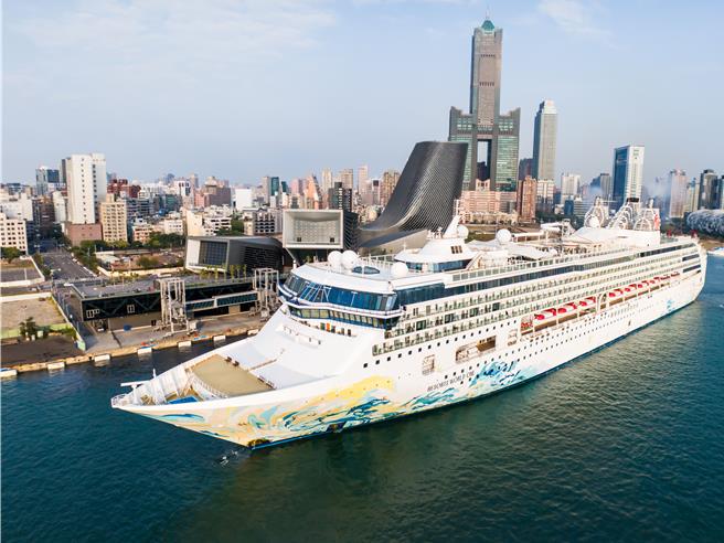 名胜世界壹号(Resorts World One)曾于去年11月28日停靠高雄港旅运中心。（港务公司提供／洪靖宜高雄传真）