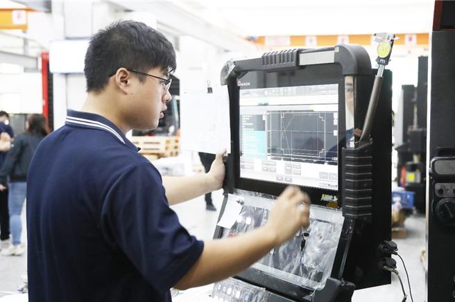 新北市引領數位轉型計畫輔導日昱精密，成功申請中央計畫並導入製造執行系統(MES)等方案。（新北市經發局提供／劉瑋晴新北傳真）