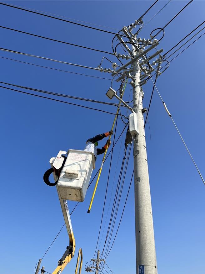 台電高雄區處同仁穿戴好絕緣手套、肩套、絕緣鞋、面罩，手持操作棒，小心翼翼拆除尚未成形的喜鵲鳥巢。（台電提供）