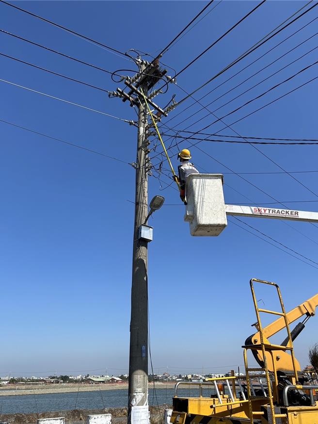 台電高雄區處同仁穿戴好絕緣手套、肩套、絕緣鞋、面罩，手持操作棒，小心翼翼拆除尚未成形的喜鵲鳥巢。（台電提供）