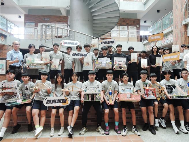 国立台东专科学校附设高职部土木科获得全国木桥载重创新设计竞赛创意造型组及精准强度组第3名，以及9项佳作。（台东专科学校提供／蔡旻妤台东传真）
