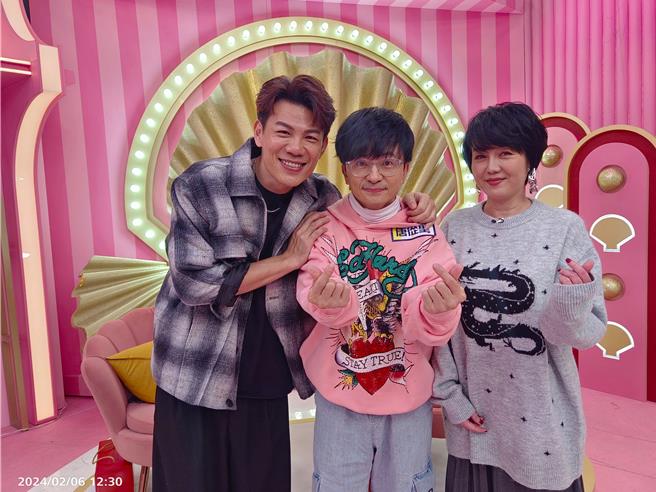 唐从圣（中）曾被前辈带回家指导主持技巧。（三立提供）