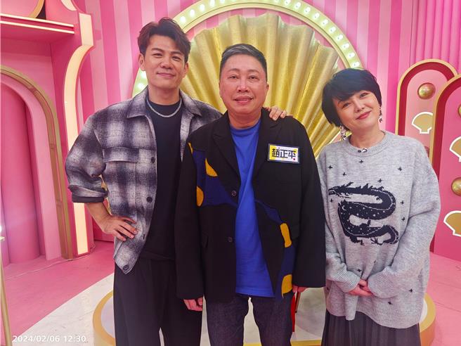 赵正平（中）分享曾被前辈刁难的经验。（三立提供）