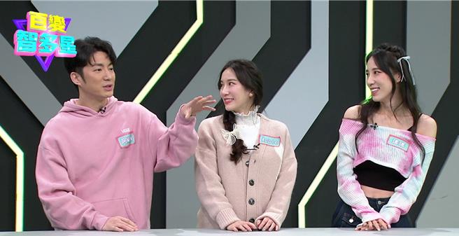 阿MAN（左起）、Apple、瑶瑶3姊弟同台爆料对方年幼的糗事。（年代提供）