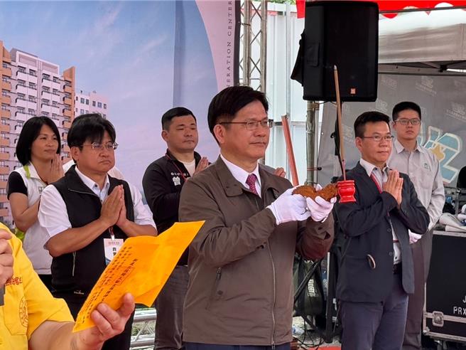 中央斥资10.4亿元的社宅「荣泉安居」2日举办开工典礼，总统府秘书长林佳龙（前排中）出席见证，并持香祈福动土平安。（潘虹恩摄）