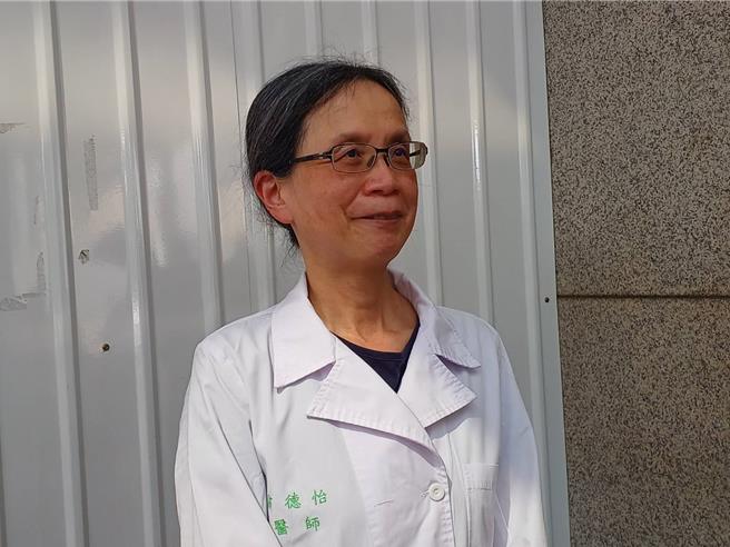 宝林茶室信义A13店食品中毒案，在厨师手部检体验出米酵菌酸。负责检验的台大法医所长翁德怡下午说明，厨师只是间接媒介，可能频繁摸到某个食材而沾到毒素。（王家瑜摄）