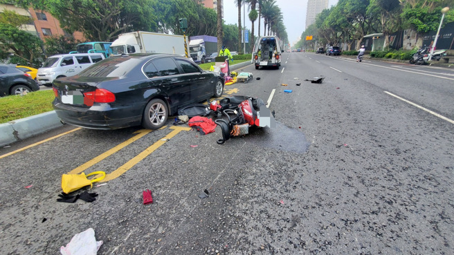 今（2日）上午7時許，新北市林口區文化一路一段、麗園一街口發生一起車禍，1名67歲伍姓男子駕駛自小客闖紅燈，撞上2名準備各送2名小孩上課的2部機車，造成4人受傷送醫，均無生命危險。（圖／警方提供）