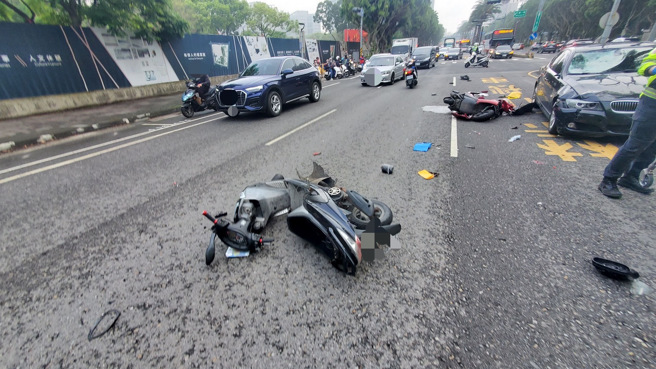 今（2日）上午7時許，新北市林口區文化一路一段、麗園一街口發生一起車禍，1名67歲伍姓男子駕駛自小客闖紅燈，撞上2名準備各送2名小孩上課的2部機車，造成4人受傷送醫，均無生命危險。（圖／警方提供）