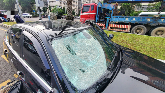 今（2日）上午7時許，新北市林口區文化一路一段、麗園一街口發生一起車禍，1名67歲伍姓男子駕駛自小客闖紅燈，撞上2名準備各送2名小孩上課的2部機車，造成4人受傷送醫，均無生命危險。（圖／警方提供）