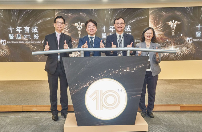 台灣先進醫療科技發展協會今(2)日舉辦「十年有成 醫起共好」10周年活動，邀請衛福部健保署石崇良署長(右二)、衛福部食藥署醫粧組杜培文組長(右一)，與許樞龍理事長(左二)、蕭經世創會理事長(左一)共同點亮協會下個十年。(圖/台灣先進醫療科技發展協會提供)