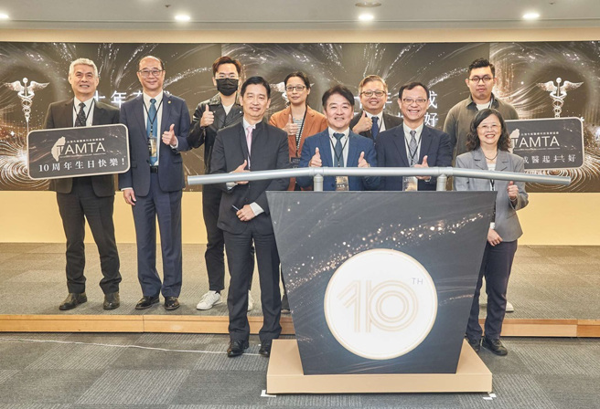 TAMTA「十年有成 醫起共好」10周年活動，邀請各界貴賓共襄盛舉，前排左起：蕭經世創會理事長、許樞龍理事長、衛福部健保署石崇良署長、衛福部食藥署醫粧組杜培文組長；後排左起：中華民國開發性製藥研究協會陳全文秘書長、中華民國醫療器材商業同業公會全國聯合會汪鼎華常務理事、台灣年輕病友協會劉桓睿副理事長、台灣病友聯盟吳鴻來理事長、廖偉翔委員辦公室丁旗源主任、陳菁徽委員辦公室曹瀚文主任。(圖/台灣先進醫療科技發展協會提供)