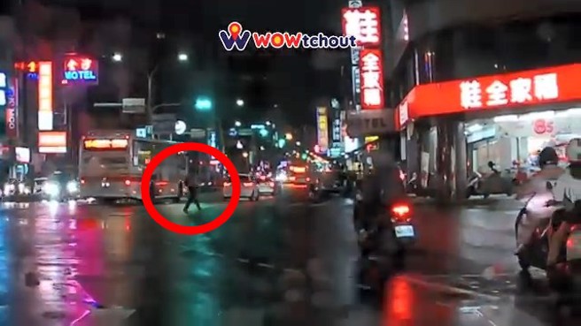 男子斜穿過馬路，被警察攔下開罰。（翻攝臉書Wowtchout - 地圖型行車紀錄器分享平台）
