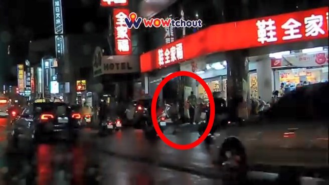 男子斜穿過馬路，被警察攔下開罰。（翻攝臉書Wowtchout - 地圖型行車紀錄器分享平台）