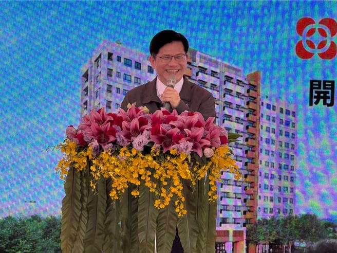 中央斥资10.4亿元的社宅「荣泉安居」2日开工动土，总统府秘书长林佳龙再批台中市长卢秀燕将北屯太原段社宅用地卖掉是错误政策；中市都发局表示，当时已有北屯段、同荣段2处社宅兴建中，重新调整至需求度高的西屯区新增1处国安段基地。（潘虹恩摄）