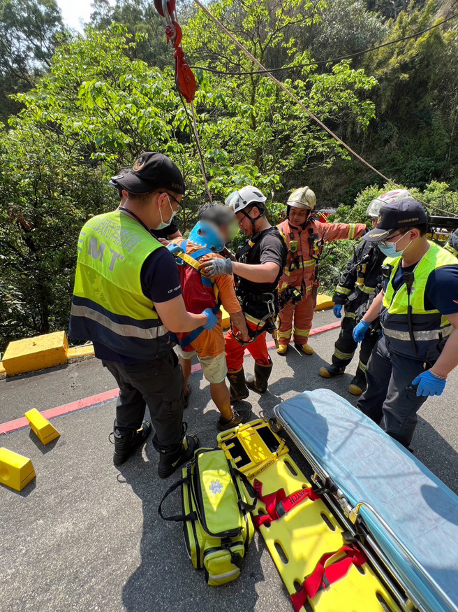 消防队利用绳索将驾驶救出送医。（翻摄画面）