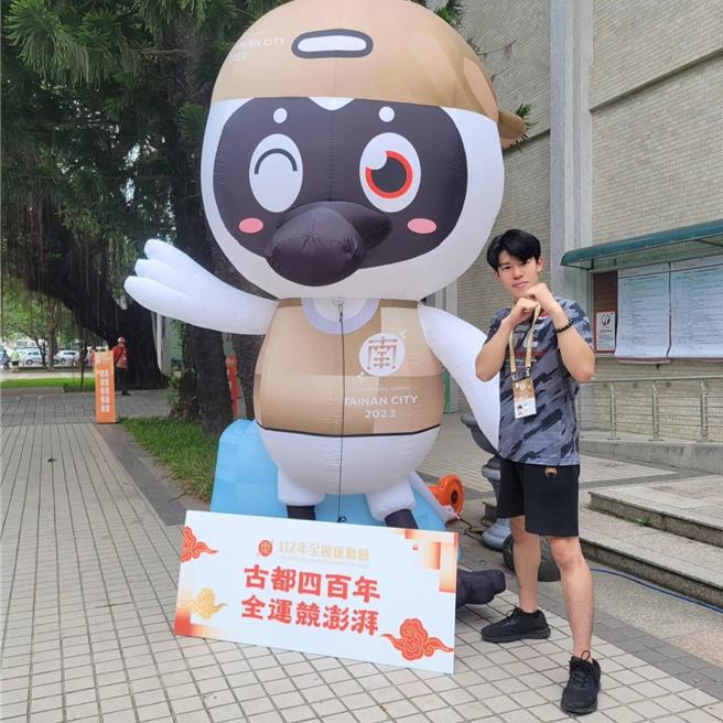 大葉大學護理系李文鴻不僅在運動競技方面表現優異，更立志要將空手道專長結合護理專業，保護醫病雙方安全。（大葉大學提供／葉靜美彰化傳真）