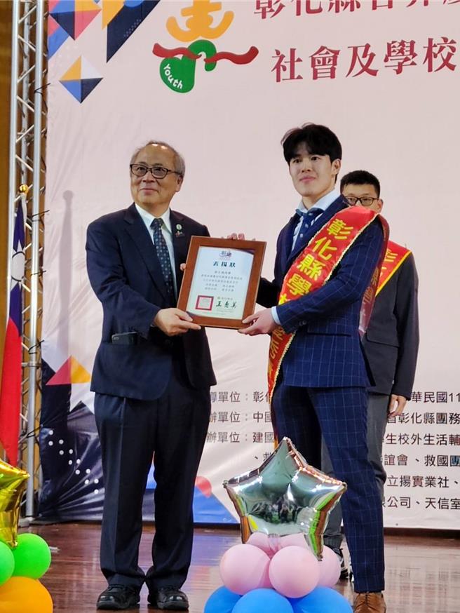 大葉大學護理系李文鴻（右）獲頒彰化縣大專優秀青年。（大葉大學提供／葉靜美彰化傳真）