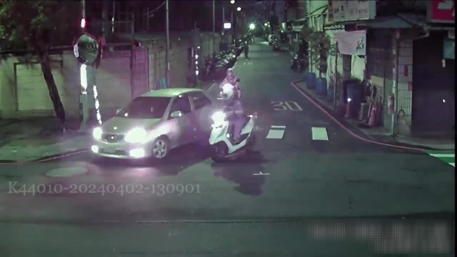 新北市1名30歲吳姓男子，昨（1日）清晨5時許，開車載著22歲李姓女友，行經蘆洲區民權路61巷口，因左後尾燈未亮，警方發現上前攔查。（翻攝畫面）