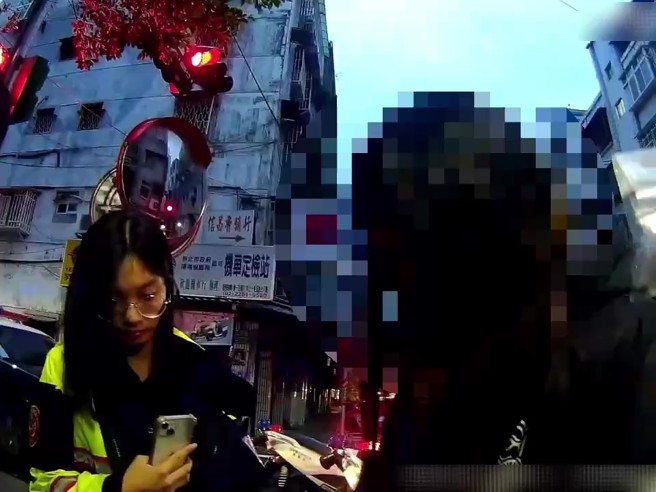 警方在22歲李女外套口袋查獲二級毒品安非他命6包（總毛重22.2公克）。（翻攝畫面）