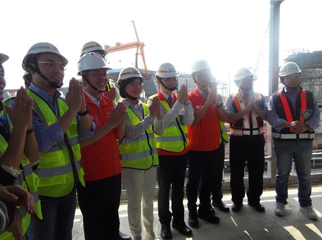 立委洪孟楷（左二）、林淑芬（左四）與行政院長陳建仁等人合影。（張鎧乙攝）