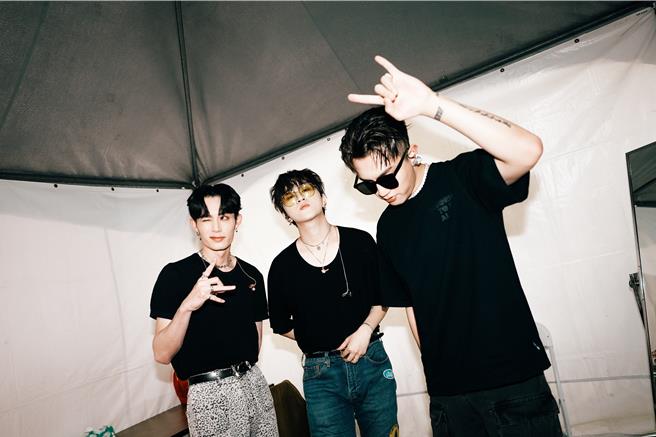 U：NUS吴昱廷(中)、高有翔(右)、吕植宇联手共创新歌〈分手信〉。（滚石唱片提供）