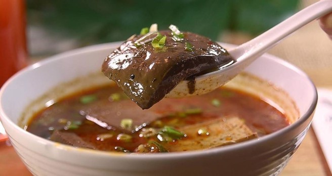 近期消基会于市场、大卖场、专卖店和电商平台採样鸭血，做标示与动物成分定性检验调查。图为样品之一，有标示百分百鸭血。（报系资料照）