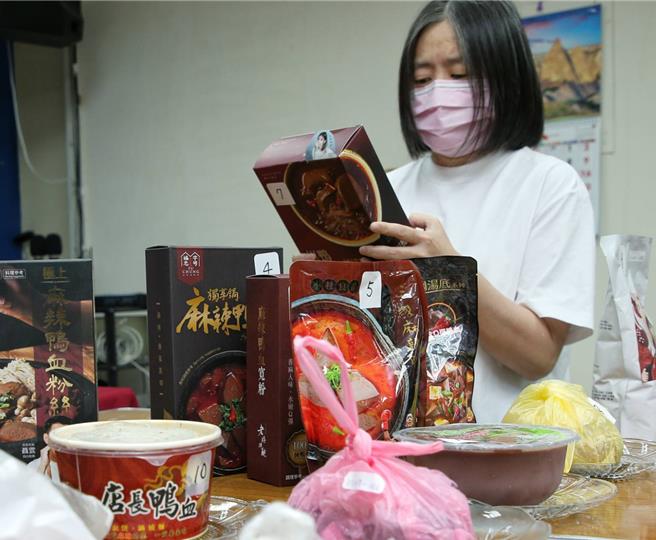 近期消基会于市场、大卖场、专卖店和电商平台採样鸭血，做标示与动物成分定性检验调查，调查结果公布，在15件样品中，1件样品未标示过敏原资讯；大约7成样品含鸡血成分。（赵双杰摄）