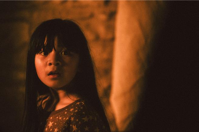 在恐怖片《邪厄恩典》中，剧情讲述非法移民深陷危机。（光年映画提供）