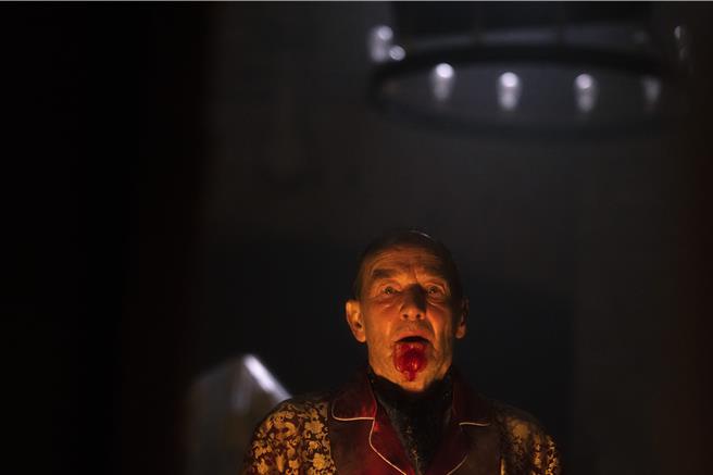 片中神秘古宅的主人遭咒诅控制。（光年映画提供）