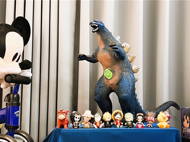 第三屆「鹽埕玩具節」4日鬧熱登場，「高最受矚目大獎是一尊高達50公分的哥吉拉公仔。（高雄市鹽埕研究社提供／袁庭堯高雄傳真）