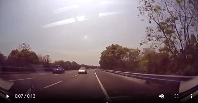 國道3古坑交流道南下車道昨（1日）驚見1輛轎車逆向行駛。（翻攝爆料公社）