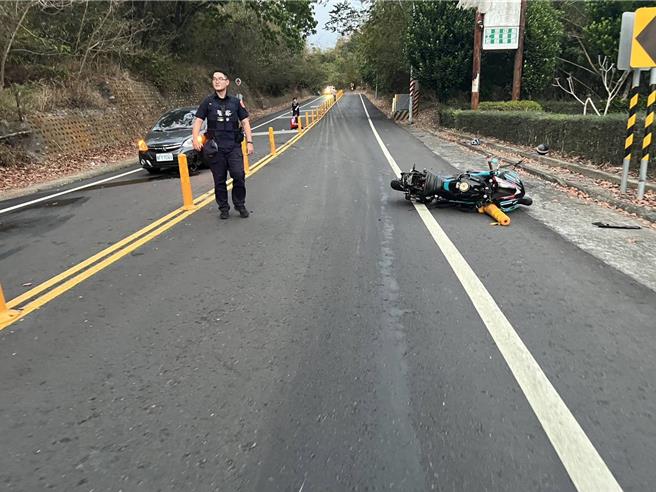 26岁武姓男子1日傍晚骑乘大型重机车至大社区学府路段（台186甲线），疑因地面出现漏油而摔车滑至对向，遭到对向1辆自小客车撞上，所幸武男仅擦挫伤无大碍。（高雄市警方提供／林雅惠传真）