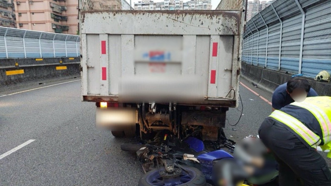 新北市新店区祥和路发生严重车祸，现场两人无生命迹象，由救护车送往医院抢救。（翻摄画面）