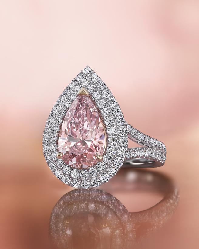 De Beers Aura Double Halo梨形切割粉红钻戒指，主石为2.13克拉带紫色粉红钻。（De Beers提供）
