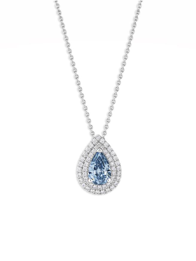 De Beers Aura Double Halo蓝钻项炼，主石为重达1.26克拉蓝钻。（De Beers提供）